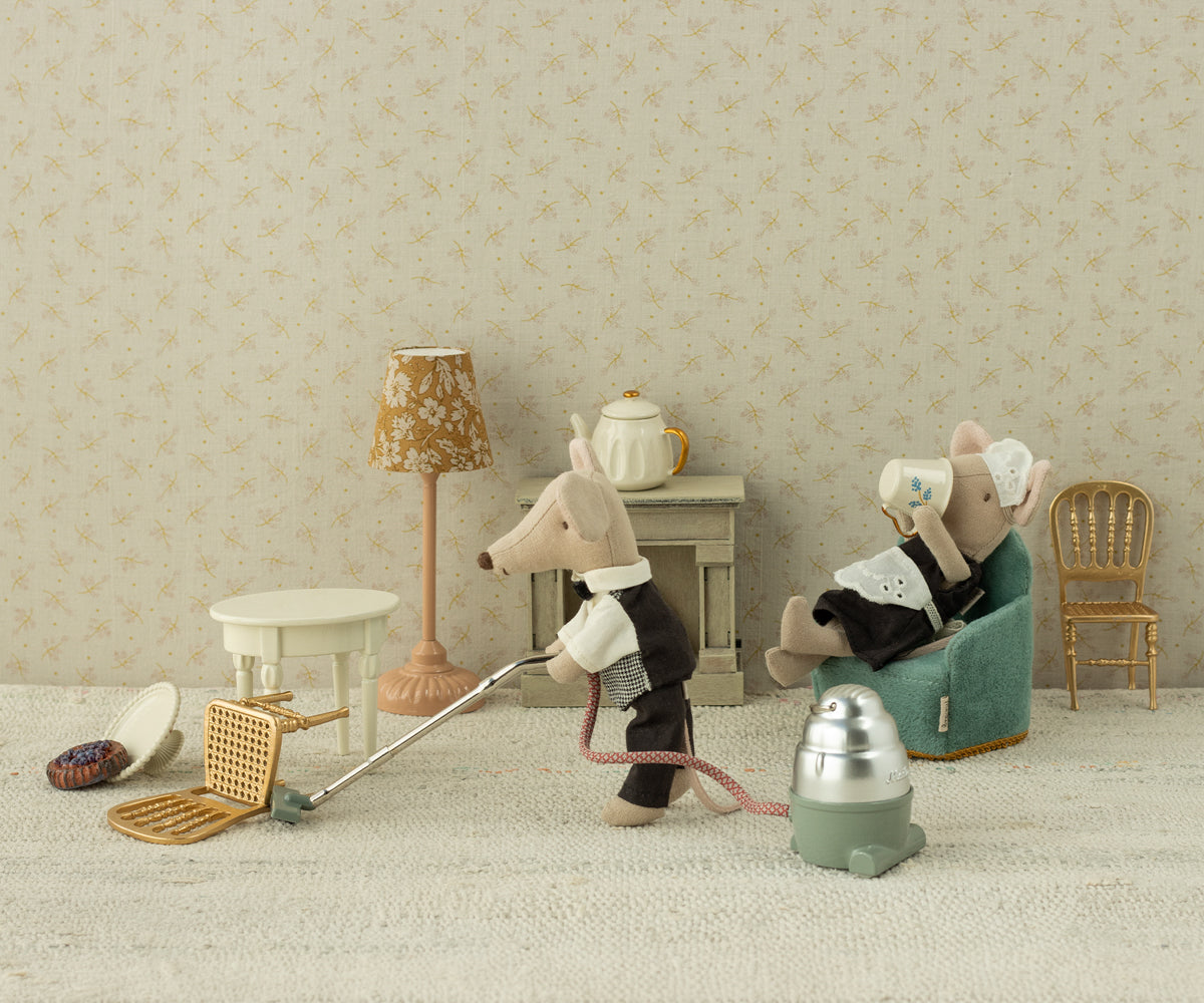 Waiter Mouse, Big Sister/Brother