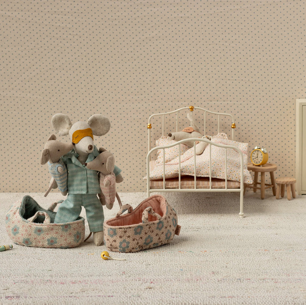 Baby Mouse in Carry Cot - Rose