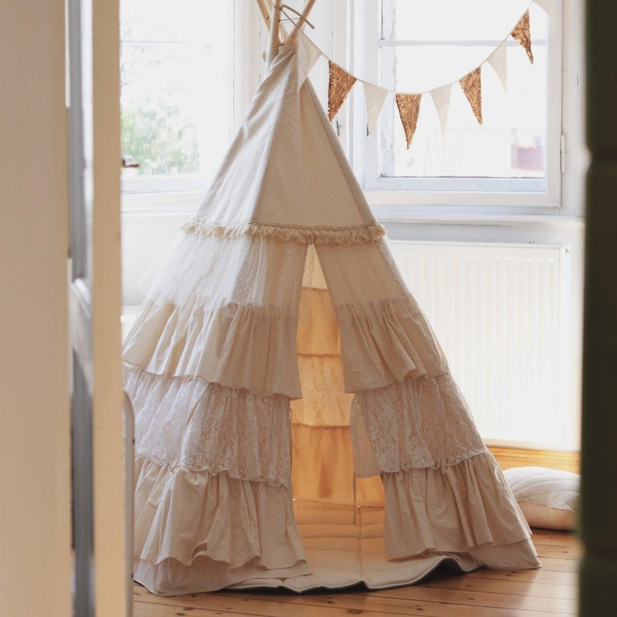 “Shabby Chic” Teepee Tent with Frills